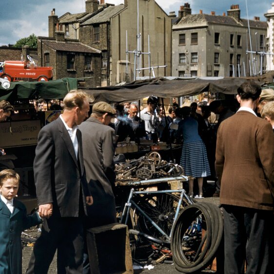 Ein Ort, an dem die Kreislaufwirtschaft sichtbar wird: Gebrauchtwaren-Sonntagsmarkt in London, 1958.