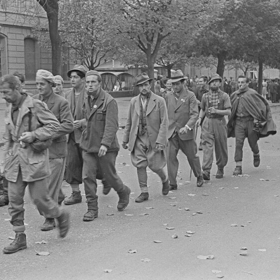 Aus der Ossolaregion geflohene Partisanen kommen im Herbst 1944 in Bern an. Danach werden sie in verschiedene Internierungslager geschickt.