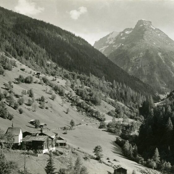 Blick auf den Weiler Ze Binne, der zur Gemeinde Binn gehört. Postkarte, um 1960.