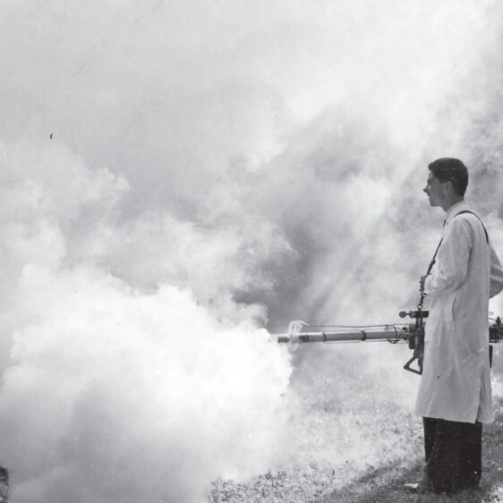 Test mit Insektiziden im Garten des Schweizerischen Tropeninstituts während eines Malariakurses 1958.