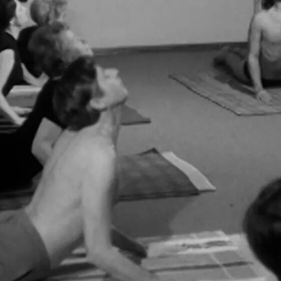 Ausschnitt aus der Schweizer Filmwochenschau, die 1969 über die zunehmende Verbreitung des Yogas berichtete.