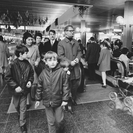 Mall des Shoppi Spreitenbach nach der Eröffnung 1970. Bis zu 70‘000 Menschen fluteten täglich das 200 Meter lange Konsumparadies.