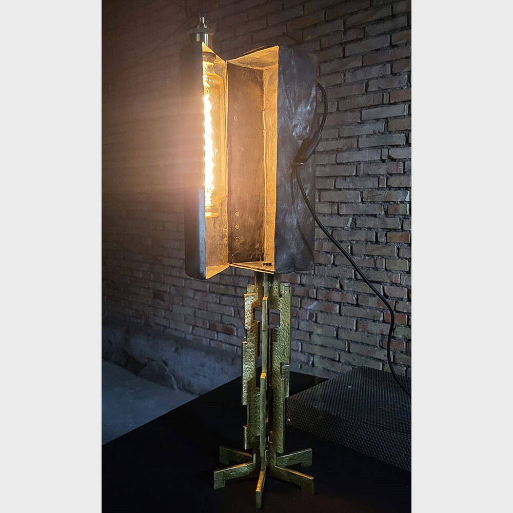 Lampada realizzato con materiali provenienti da discariche
