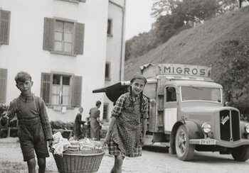 Discounter on wheels | © © Theo Frey / Fotostiftung Schweiz. This image may be a maximum of 1200 pixels wide online.