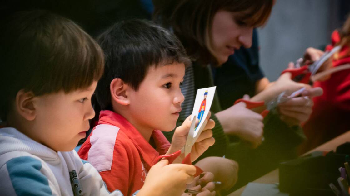 Kinder beim Basteln im Adventsatelier